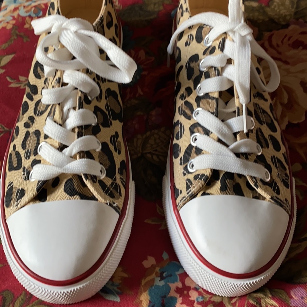 Size 8 Cheetah Print Ladies Fashion Sneakers - Picture 2 of 8